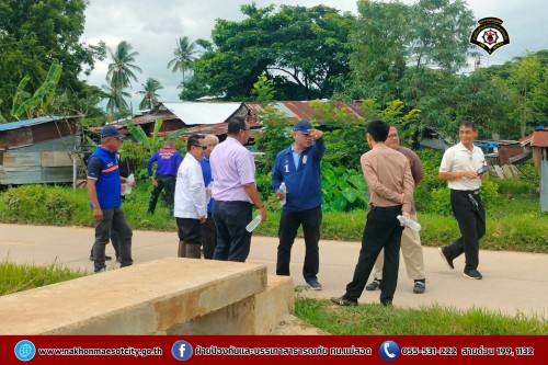 ดับเพลิงนครแม่สอด ร่วมเทศบาลนครแม่สอดกับหน่วยพัฒนาการเคลื่อนที่ 33 (นพค.33) ลงพื้นที่สำรวจเส้นทางระบายน้ำ