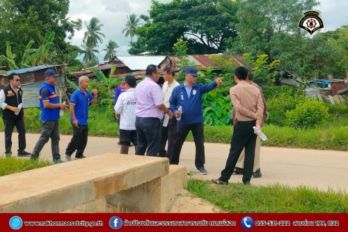 ดับเพลิงนครแม่สอด ร่วมเทศบาลนครแม่สอดกับหน่วยพัฒนาการเคลื่อนที่ 33 (นพค.33) ลงพื้นที่สำรวจเส้นทางระบายน้ำ