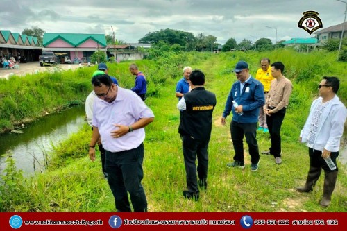ดับเพลิงนครแม่สอด ร่วมเทศบาลนครแม่สอดกับหน่วยพัฒนาการเคลื่อนที่ 33 (นพค.33) ลงพื้นที่สำรวจเส้นทางระบายน้ำ