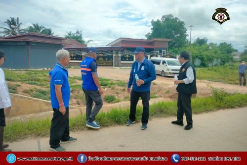 ดับเพลิงนครแม่สอด ร่วมเทศบาลนครแม่สอดกับหน่วยพัฒนาการเคลื่อนที่ 33 (นพค.33) ลงพื้นที่สำรวจเส้นทางระบายน้ำ