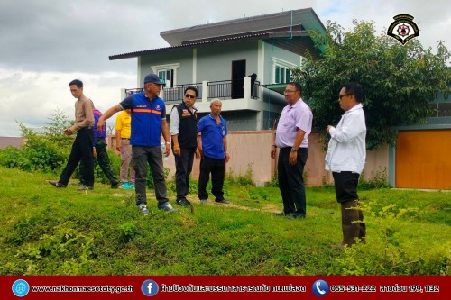 ดับเพลิงนครแม่สอด ร่วมเทศบาลนครแม่สอดกับหน่วยพัฒนาการเคลื่อนที่ 33 (นพค.33) ลงพื้นที่สำรวจเส้นทางระบายน้ำ