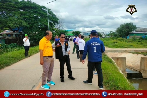 ดับเพลิงนครแม่สอด ร่วมเทศบาลนครแม่สอดกับหน่วยพัฒนาการเคลื่อนที่ 33 (นพค.33) ลงพื้นที่สำรวจเส้นทางระบายน้ำ