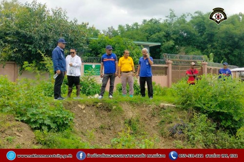 ดับเพลิงนครแม่สอด ร่วมเทศบาลนครแม่สอดกับหน่วยพัฒนาการเคลื่อนที่ 33 (นพค.33) ลงพื้นที่สำรวจเส้นทางระบายน้ำ