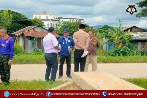 ดับเพลิงนครแม่สอด ร่วมเทศบาลนครแม่สอดกับหน่วยพัฒนาการเคลื่อนที่ 33 (นพค.33) ลงพื้นที่สำรวจเส้นทางระบายน้ำ