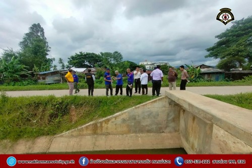 ดับเพลิงนครแม่สอด ร่วมเทศบาลนครแม่สอดกับหน่วยพัฒนาการเคลื่อนที่ 33 (นพค.33) ลงพื้นที่สำรวจเส้นทางระบายน้ำ