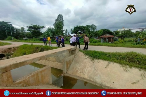 ดับเพลิงนครแม่สอด ร่วมเทศบาลนครแม่สอดกับหน่วยพัฒนาการเคลื่อนที่ 33 (นพค.33) ลงพื้นที่สำรวจเส้นทางระบายน้ำ