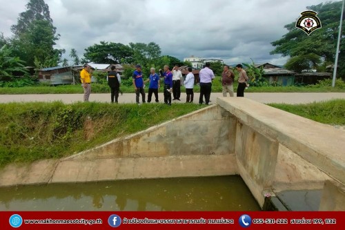 ดับเพลิงนครแม่สอด ร่วมเทศบาลนครแม่สอดกับหน่วยพัฒนาการเคลื่อนที่ 33 (นพค.33) ลงพื้นที่สำรวจเส้นทางระบายน้ำ