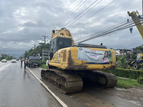 องค์การบริหารส่วนจังหวัดตาก ได้เข้าดำเนินการขุดร่องระบายน้ำ เพื่อเร่งระบายน้ำและป้องกันปัญหาน้ำท่วมขังในเขตเทศบาลนครแม่สอด