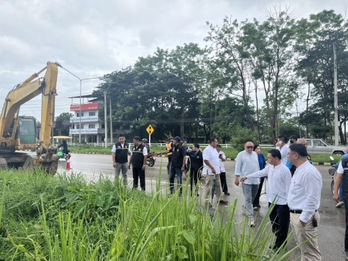 องค์การบริหารส่วนจังหวัดตาก ได้เข้าดำเนินการขุดร่องระบายน้ำ เพื่อเร่งระบายน้ำและป้องกันปัญหาน้ำท่วมขังในเขตเทศบาลนครแม่สอด