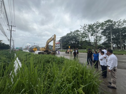 องค์การบริหารส่วนจังหวัดตาก ได้เข้าดำเนินการขุดร่องระบายน้ำ เพื่อเร่งระบายน้ำและป้องกันปัญหาน้ำท่วมขังในเขตเทศบาลนครแม่สอด