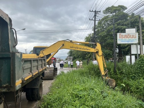 องค์การบริหารส่วนจังหวัดตาก ได้เข้าดำเนินการขุดร่องระบายน้ำ เพื่อเร่งระบายน้ำและป้องกันปัญหาน้ำท่วมขังในเขตเทศบาลนครแม่สอด