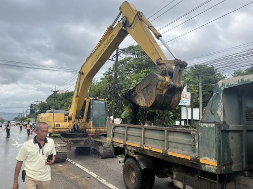 องค์การบริหารส่วนจังหวัดตาก ได้เข้าดำเนินการขุดร่องระบายน้ำ เพื่อเร่งระบายน้ำและป้องกันปัญหาน้ำท่วมขังในเขตเทศบาลนครแม่สอด