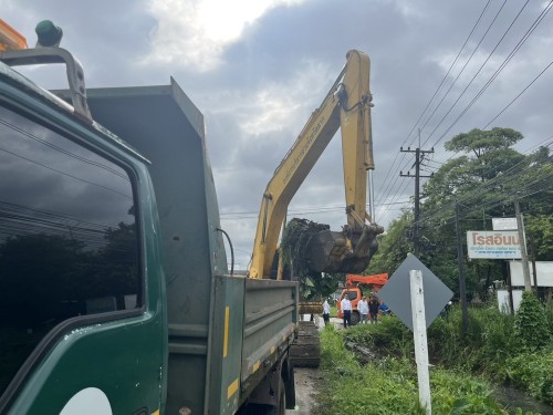 องค์การบริหารส่วนจังหวัดตาก ได้เข้าดำเนินการขุดร่องระบายน้ำ เพื่อเร่งระบายน้ำและป้องกันปัญหาน้ำท่วมขังในเขตเทศบาลนครแม่สอด