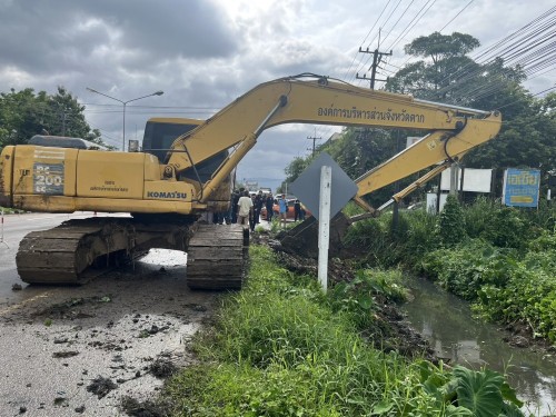 องค์การบริหารส่วนจังหวัดตาก ได้เข้าดำเนินการขุดร่องระบายน้ำ เพื่อเร่งระบายน้ำและป้องกันปัญหาน้ำท่วมขังในเขตเทศบาลนครแม่สอด