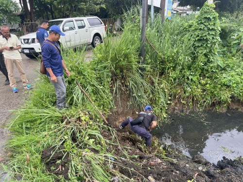องค์การบริหารส่วนจังหวัดตาก ได้เข้าดำเนินการขุดร่องระบายน้ำ เพื่อเร่งระบายน้ำและป้องกันปัญหาน้ำท่วมขังในเขตเทศบาลนครแม่สอด