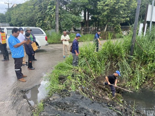 องค์การบริหารส่วนจังหวัดตาก ได้เข้าดำเนินการขุดร่องระบายน้ำ เพื่อเร่งระบายน้ำและป้องกันปัญหาน้ำท่วมขังในเขตเทศบาลนครแม่สอด