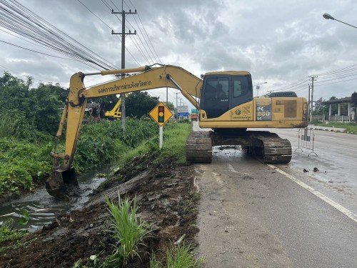 องค์การบริหารส่วนจังหวัดตาก ได้เข้าดำเนินการขุดร่องระบายน้ำ เพื่อเร่งระบายน้ำและป้องกันปัญหาน้ำท่วมขังในเขตเทศบาลนครแม่สอด
