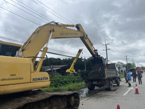 องค์การบริหารส่วนจังหวัดตาก ได้เข้าดำเนินการขุดร่องระบายน้ำ เพื่อเร่งระบายน้ำและป้องกันปัญหาน้ำท่วมขังในเขตเทศบาลนครแม่สอด