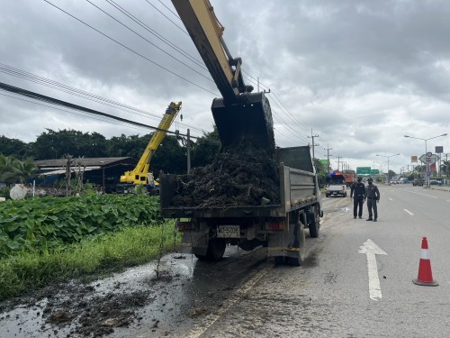องค์การบริหารส่วนจังหวัดตาก ได้เข้าดำเนินการขุดร่องระบายน้ำ เพื่อเร่งระบายน้ำและป้องกันปัญหาน้ำท่วมขังในเขตเทศบาลนครแม่สอด