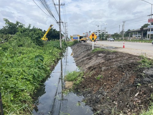 องค์การบริหารส่วนจังหวัดตาก ได้เข้าดำเนินการขุดร่องระบายน้ำ เพื่อเร่งระบายน้ำและป้องกันปัญหาน้ำท่วมขังในเขตเทศบาลนครแม่สอด