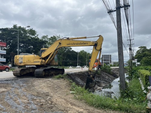 องค์การบริหารส่วนจังหวัดตาก ได้เข้าดำเนินการขุดร่องระบายน้ำ เพื่อเร่งระบายน้ำและป้องกันปัญหาน้ำท่วมขังในเขตเทศบาลนครแม่สอด