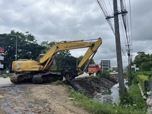 องค์การบริหารส่วนจังหวัดตาก ได้เข้าดำเนินการขุดร่องระบายน้ำ เพื่อเร่งระบายน้ำและป้องกันปัญหาน้ำท่วมขังในเขตเทศบาลนครแม่สอด