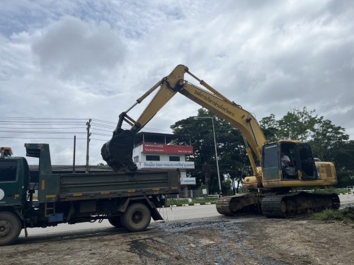 องค์การบริหารส่วนจังหวัดตาก ได้เข้าดำเนินการขุดร่องระบายน้ำ เพื่อเร่งระบายน้ำและป้องกันปัญหาน้ำท่วมขังในเขตเทศบาลนครแม่สอด