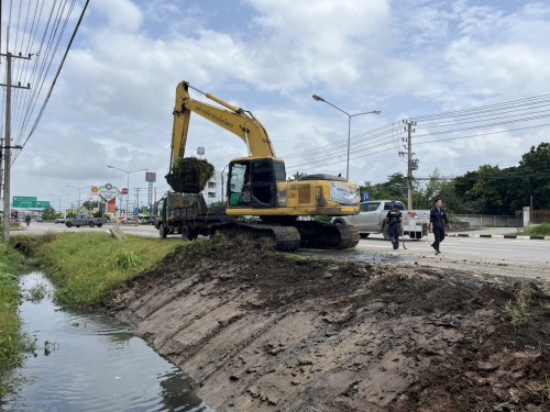องค์การบริหารส่วนจังหวัดตาก ได้เข้าดำเนินการขุดร่องระบายน้ำ เพื่อเร่งระบายน้ำและป้องกันปัญหาน้ำท่วมขังในเขตเทศบาลนครแม่สอด