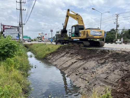 องค์การบริหารส่วนจังหวัดตาก ได้เข้าดำเนินการขุดร่องระบายน้ำ เพื่อเร่งระบายน้ำและป้องกันปัญหาน้ำท่วมขังในเขตเทศบาลนครแม่สอด