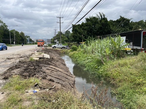 องค์การบริหารส่วนจังหวัดตาก ได้เข้าดำเนินการขุดร่องระบายน้ำ เพื่อเร่งระบายน้ำและป้องกันปัญหาน้ำท่วมขังในเขตเทศบาลนครแม่สอด