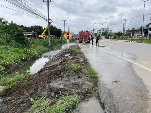 องค์การบริหารส่วนจังหวัดตาก ได้เข้าดำเนินการขุดร่องระบายน้ำ เพื่อเร่งระบายน้ำและป้องกันปัญหาน้ำท่วมขังในเขตเทศบาลนครแม่สอด