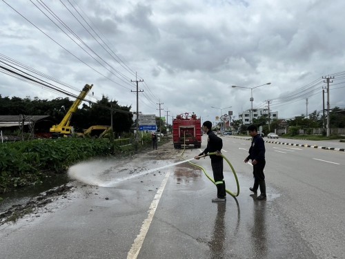 องค์การบริหารส่วนจังหวัดตาก ได้เข้าดำเนินการขุดร่องระบายน้ำ เพื่อเร่งระบายน้ำและป้องกันปัญหาน้ำท่วมขังในเขตเทศบาลนครแม่สอด