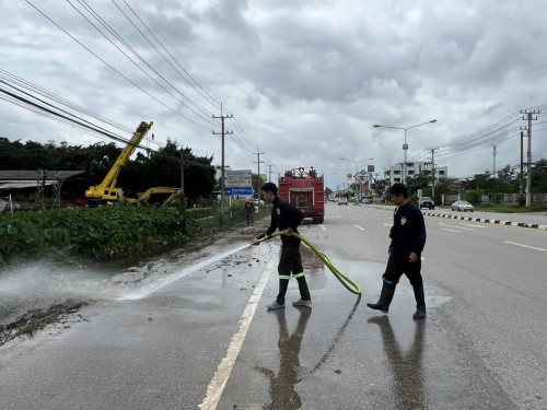 องค์การบริหารส่วนจังหวัดตาก ได้เข้าดำเนินการขุดร่องระบายน้ำ เพื่อเร่งระบายน้ำและป้องกันปัญหาน้ำท่วมขังในเขตเทศบาลนครแม่สอด