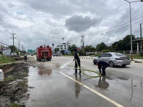 องค์การบริหารส่วนจังหวัดตาก ได้เข้าดำเนินการขุดร่องระบายน้ำ เพื่อเร่งระบายน้ำและป้องกันปัญหาน้ำท่วมขังในเขตเทศบาลนครแม่สอด