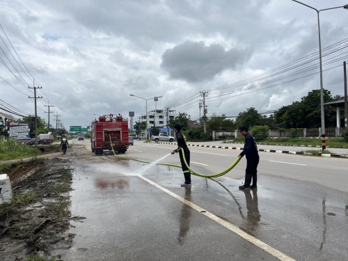 องค์การบริหารส่วนจังหวัดตาก ได้เข้าดำเนินการขุดร่องระบายน้ำ เพื่อเร่งระบายน้ำและป้องกันปัญหาน้ำท่วมขังในเขตเทศบาลนครแม่สอด