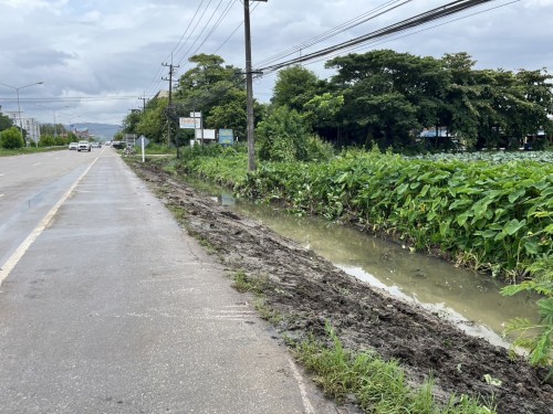 องค์การบริหารส่วนจังหวัดตาก ได้เข้าดำเนินการขุดร่องระบายน้ำ เพื่อเร่งระบายน้ำและป้องกันปัญหาน้ำท่วมขังในเขตเทศบาลนครแม่สอด