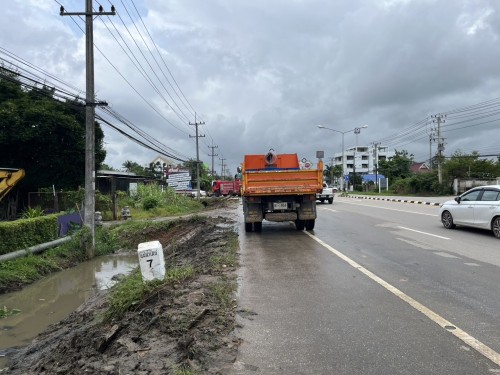องค์การบริหารส่วนจังหวัดตาก ได้เข้าดำเนินการขุดร่องระบายน้ำ เพื่อเร่งระบายน้ำและป้องกันปัญหาน้ำท่วมขังในเขตเทศบาลนครแม่สอด