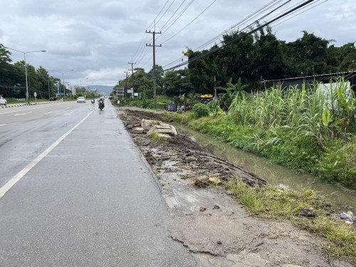 องค์การบริหารส่วนจังหวัดตาก ได้เข้าดำเนินการขุดร่องระบายน้ำ เพื่อเร่งระบายน้ำและป้องกันปัญหาน้ำท่วมขังในเขตเทศบาลนครแม่สอด