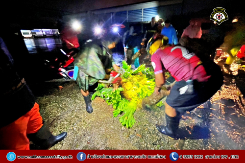 ดับเพลิงนครแม่สอด ออกตรวจสอบและดำเนินการตัดต้นไม้ล้ม ณ โรงเรียนเทศบาลวัดมณีไพรสณฑ์