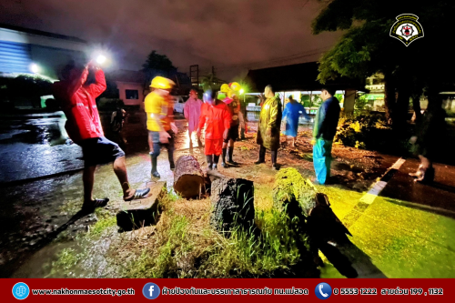 ดับเพลิงนครแม่สอด ออกตรวจสอบและดำเนินการตัดต้นไม้ล้ม ณ โรงเรียนเทศบาลวัดมณีไพรสณฑ์