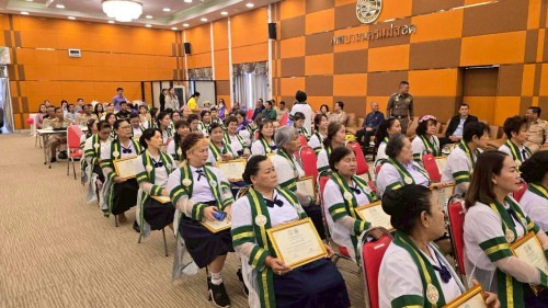 เข้าร่วมพิธีมอบวุฒิบัตรโครงการส่งเสริมสุขภาพผู้สูงอายุ สร้างจิตสดใส ร่างกายแข็งแรง รุ่นที่ 3 และโครงการพัฒนาศักยภาพผู้สูงอายุเทศบาลนครแม่สอด ประจำปีงบประมาณ พ.ศ. 2568 