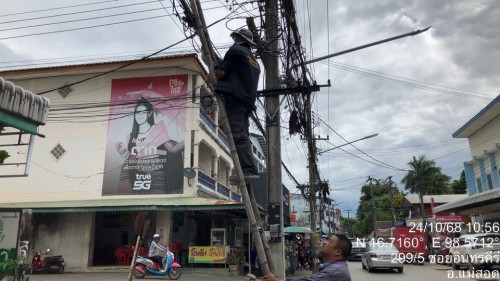 เจ้าหน้าที่กองยุทธศาสตร์และงบประมาณ ดำเนินการตามคำร้อง ขอซ่อมแซมเคเบิ้ลทีวี ชุมชนจ๊อกจอ