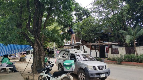 เจ้าหน้าที่กองยุทธศาสตร์และงบประมาณ ดำเนินการตามคำร้อง ขอซ่อมแซมเคเบิ้ลทีวี ชุมชนจ๊อกจอ