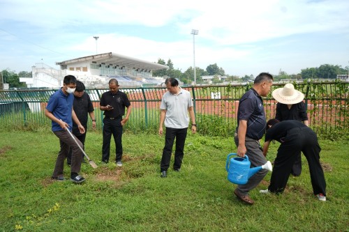 กองการศึกษาร่วมปลูกต้นไม้ เนื่องในโอกาสวันรักต้นไม้ประจำปีของชาติ