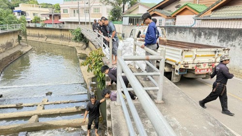 เทศบาลนครแม่สอดจัดทำฝายกั้นน้ำสำหรับกิจกรรมงานประเพณีลอยกระทง ประจำปี 2568