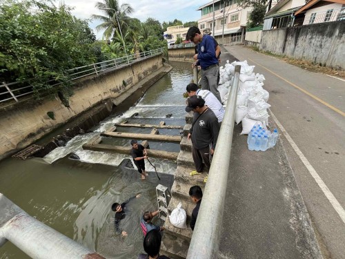 เทศบาลนครแม่สอดจัดทำฝายกั้นน้ำสำหรับกิจกรรมงานประเพณีลอยกระทง ประจำปี 2568