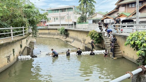 เทศบาลนครแม่สอดจัดทำฝายกั้นน้ำสำหรับกิจกรรมงานประเพณีลอยกระทง ประจำปี 2568