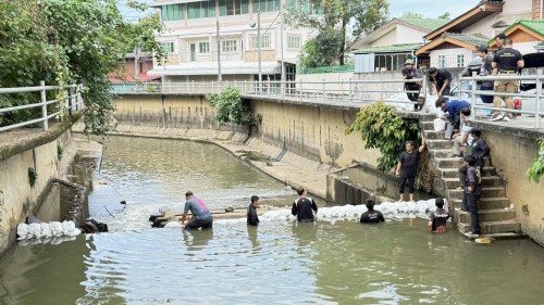 เทศบาลนครแม่สอดจัดทำฝายกั้นน้ำสำหรับกิจกรรมงานประเพณีลอยกระทง ประจำปี 2568