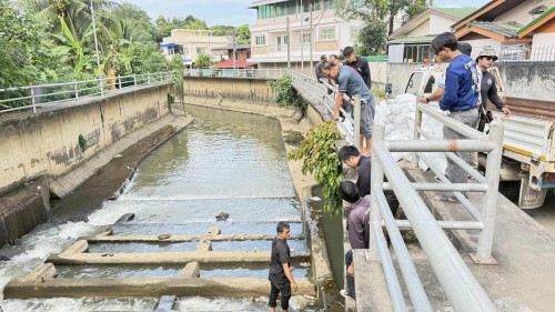 เทศบาลนครแม่สอดจัดทำฝายกั้นน้ำสำหรับกิจกรรมงานประเพณีลอยกระทง ประจำปี 2568