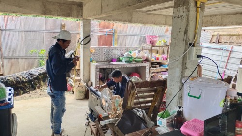 เจ้าหน้าที่กองยุทธศาสตร์และงบประมาณ ดำเนินการตามคำร้อง ขอติดตั้งเคเบิ้ลทีวี ชุมชนร่วมใจ